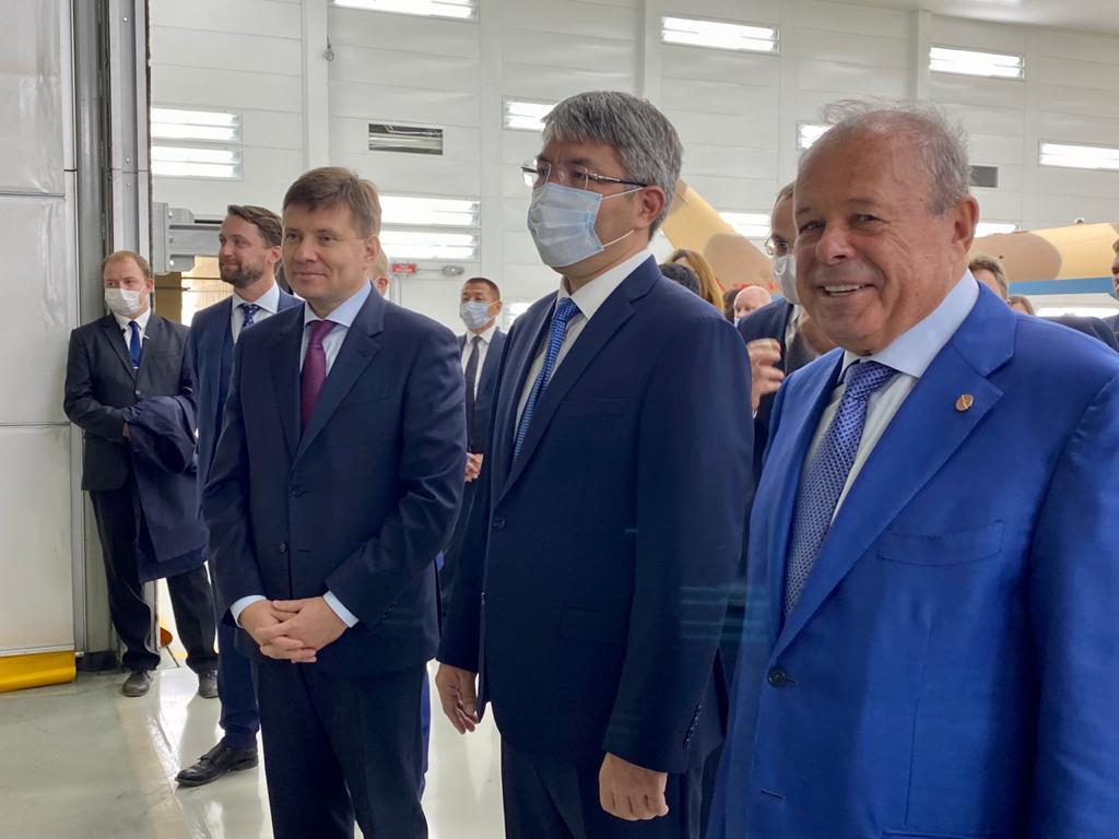 Изображение El director general de Helicópteros de Rusia y el Jefe de Buriatia dieron Inicio al trabajo del nuevo taller de pintura U-UAZ