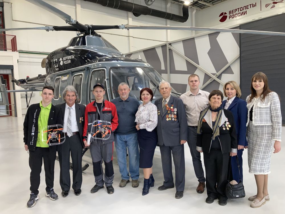Изображение Сын Героя Советского Союза Михаила Девятаева посетил Казанский вертолетный завод